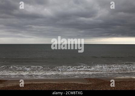 Nuvole pesanti che si costruiscono sulla costa sud inglese, avvertimento di una tempesta in avvicinamento Foto Stock