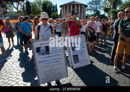 Roma, Italia, 05/06/2020: No Mask rally, contro la 'dittatura sanitaria'. Piazza bocca della Verità Foto Stock