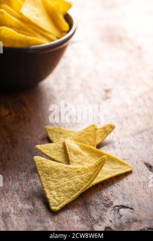 Tortilla salate su tavola di legno. Foto Stock