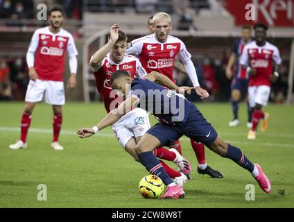 Kylian Mbappe di PSG, Thomas Foket di Reims durante il campionato francese Ligue 1 partita di calcio tra Stade de Reims e Paris Saint-Germain su se Foto Stock