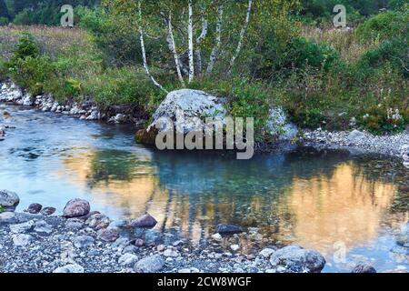 stream piscina su un piccolo fiume di montagna con una bella roccia con gli uccelli sulla riva Foto Stock