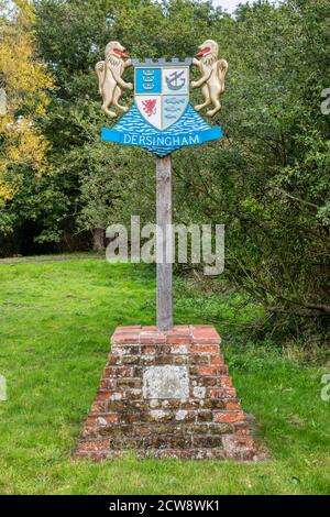 Il segno del villaggio di Dersingham in Norfolk occidentale. Foto Stock