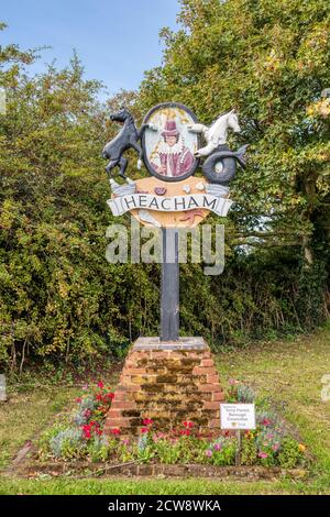 Il segno del villaggio di Heacham in Norfolk occidentale. Foto Stock