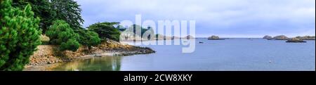 Ile de Brehat, Francia - 27 agosto 2019: Panoramica sul paesaggio costiero della pittoresca isola di Ile de Brehat nel dipartimento di Cotes-d'Armor in Bretagna Foto Stock