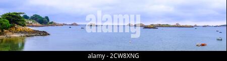 Ile de Brehat, Francia - 27 agosto 2019: Panoramica sul paesaggio costiero della pittoresca isola di Ile de Brehat nel dipartimento di Cotes-d'Armor in Bretagna Foto Stock