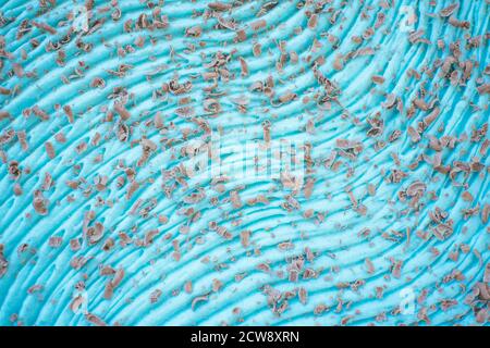 Primo piano di superficie cremosa con cioccolato grattugiato Foto Stock