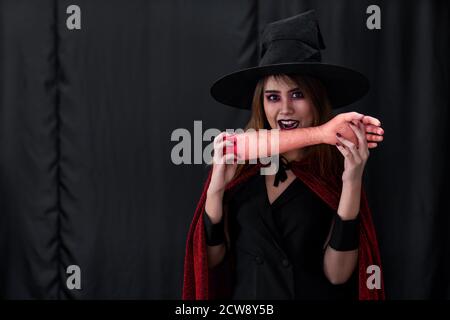 Ritratto di giovane donna adolescente asiatica indossare abiti Halloween costume per Halloween festa carnevale. Halloween festeggia e festeggia il c Foto Stock