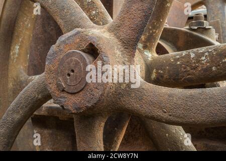 mozzo ruota arrugginito di una macchina storica Foto Stock