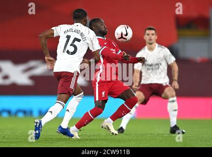 Ainsley Maitland-Niles di Arsenal (a sinistra) e Naby Keita di Liverpool combattono per la palla durante la partita della Premier League ad Anfield, Liverpool. Foto Stock