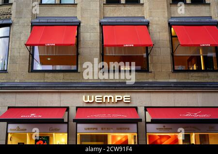 Vista ravvicinata della tradizionale gioielleria tedesca „Wempe (fondata nel 1878) nell'edificio Hohenzollernhaus nel centro di Düsseldorf. Foto Stock