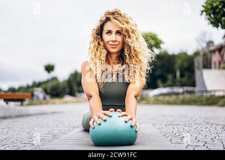 Immagini Stock - Giovane Donna Snella In Piedi Sul Tappetino Da Ginnastica  Allungando La Mano E La Gamba Durante L'allenamento Sportivo Vicino Al  Bordo Della Piscina All'aperto. Image 130502275