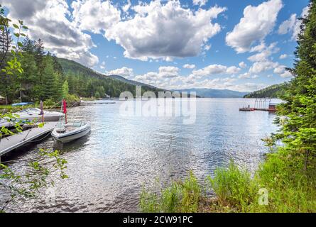 Una sezione panoramica vicino a Bottle Bay sul Lago Pend Oreille vicino a Sagle e Sandpoint Idaho, con barche ormeggiate lungo le rive del fiume insenatura Foto Stock