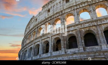 Il Colosseo a Roma, in prima serata con un cielo colorato sullo sfondo. Foto Stock