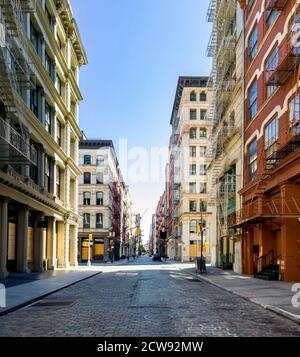 Le strade e i marciapiedi sono vuoti e non ci sono persone durante Il blocco pandemico del coronavirus nel quartiere SoHo di New York City New York 2020 Foto Stock