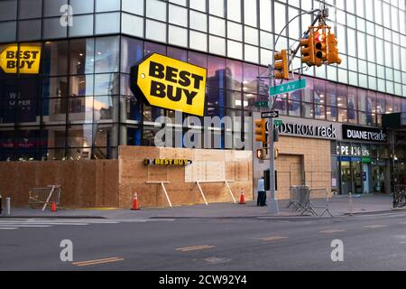New York City 2020: Le aziende lungo Union Square sono salite durante il coprifuoco della città e sono chiuse a Manhattan a New York. Foto Stock