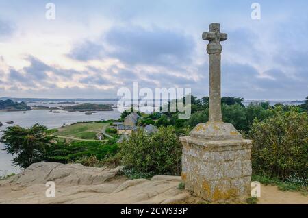 Ile de Brehat, Francia - 27 agosto 2019: Croce celtica la croix Maudez sull'isola Ile de Brehat, Cote d'Armor in Bretagna, Francia Foto Stock