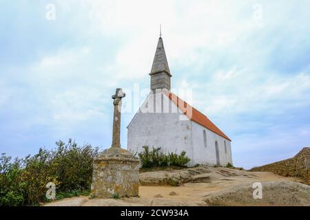 Ile de Brehat, Francia - 27 agosto 2019: Vista della cappella di Saint-Michel e la croix Maudez sull'isola Ile-de-Brehat nel dipartimento Cotes-d'Armor, Bretagna Foto Stock