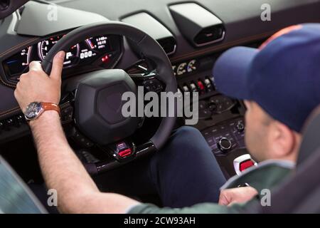 Uomo che guida un cabriolet auto sportiva primo piano Foto Stock