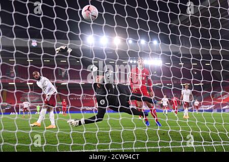 Alexandre Lacazette di Arsenal (a sinistra) segna il suo primo gol della partita dopo il portiere di Liverpool Alisson durante la partita della Premier League ad Anfield, Liverpool. Foto Stock