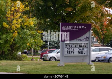 Settembre 2020: Il segno per Adrienne Clarkson Elementary School, una scuola pubblica OCDSB nella zona Barrhaven di Ottawa, Ontario, accoglie il ritorno stude Foto Stock