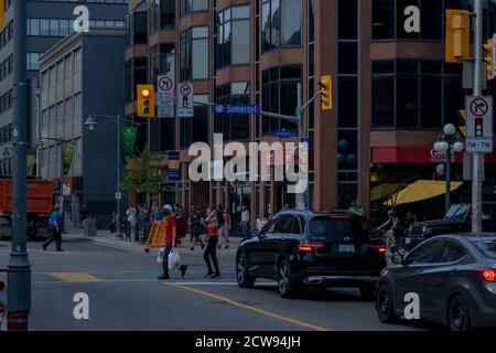 Agosto 2020: I pedoni vanno circa la loro vita quotidiana all'angolo di Somerset e Bank Street nel centro di Ottawa, Ontario, Canada con alcuni m indossanti Foto Stock