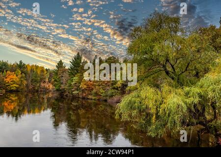 Tramonto autunnale a Earl Landing sul fiume Namekogan a Trego, Wisconsin. Foto Stock