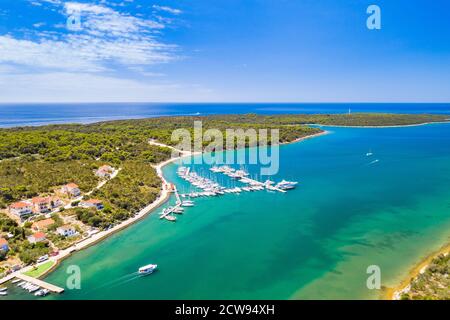 Marina e Tpwn di Veli Rat sull'isola di Dugi Otok sul mare Adriatico in Croazia, vista aerea dal drone Foto Stock