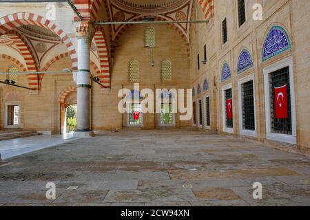 Una vista dal cortile interno della storica Moschea di Selimiye. E' patrimonio dell'umanità dell'UNESCO, costruito nel 1575. Edirne, Turchia Foto Stock