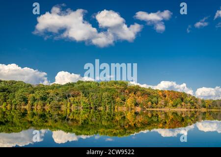 Lago Little Falls in autunno al Willow River state Park, Wisconsin Foto Stock