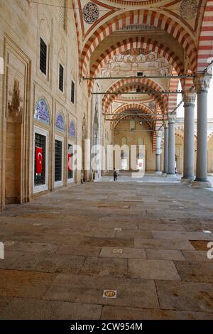 Una vista dal cortile interno della storica Moschea di Selimiye. E' patrimonio dell'umanità dell'UNESCO, costruito nel 1575. Edirne, Turchia Foto Stock