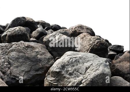 Mucchio di pietre scure isolati su sfondo bianco. Foto Stock