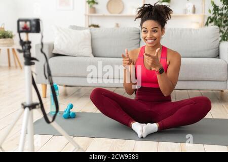 African Woman Making Workout Video motivante stare in forma a casa Foto Stock