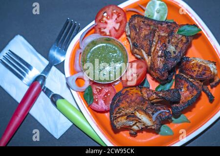 Concetto di cibo speziato - pollo tandoori fatto in casa servito Foto Stock