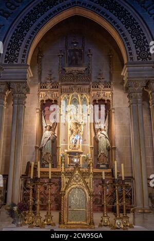 Costruito nel quattordicesimo secolo per implorare la Vergine Maria per la protezione dalla morte Nera, questo santuario ora offre una façade di rinascita gotica. Standin Foto Stock