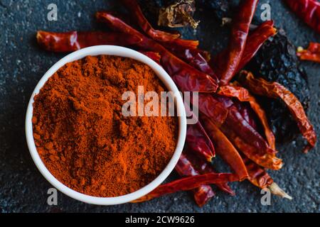 Primo piano di Cayenne e peperoncino. Chile ancho è una varietà di peperoncini secchi Foto Stock