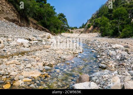 Bella roccia canyon con acqua chiara a Kemer, Turchia Foto Stock