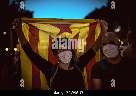 Barcellona, Spagna. 28 Settembre 2020. Un separatista catalano ha una bandiera di estelada mentre protesta per il divieto del presidente regionale Quim Torra dal pubblico ufficio dopo che la Corte Suprema lo ha ritenuto colpevole di disobbedienza per aver rifiutato di rimuovere un banner politico dal suo ufficio durante una campagna elettorale che viola i regolamenti sulla neutralità politica. Credit: Matthias Oesterle/Alamy Live News Foto Stock