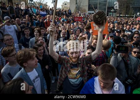 Mosca, Russia. Il 5 maggio 2018 sostenitori dell’opposizione tengono cartelli e gridano slogan durante un rally anti-Putin non autorizzato, convocato dal leader dell’opposizione Alexei Navalny a Mosca, due giorni prima dell’insediamento di Vladimir Putin per il quarto mandato del Cremlino Foto Stock
