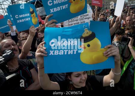 Mosca, Russia. Il 5 maggio 2018 sostenitori dell’opposizione tengono cartelli e gridano slogan durante un rally anti-Putin non autorizzato, convocato dal leader dell’opposizione Alexei Navalny a Mosca, due giorni prima dell’insediamento di Vladimir Putin per il quarto mandato del Cremlino. I banner hanno letto "ho avuto abbastanza" Foto Stock