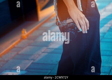 Fotografo donna che lavora all'aperto, cinturino per macchina fotografica Macrame fatto a mano Foto Stock