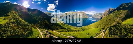 Amazing view of the Aurlandsfjord - Sognefjorden from the Stegastein viewpoint, Norway Foto Stock