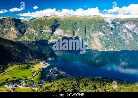 Amazing view of the Aurlandsfjord - Sognefjorden from the Stegastein viewpoint, Norway Foto Stock