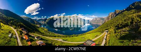 Splendida vista del Aurlandsfjord - Sognefjorden dal punto di vista di Stegastein, Norvegia Foto Stock