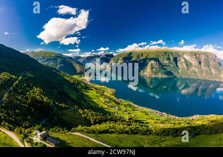 Amazing view of the Aurlandsfjord - Sognefjorden from the Stegastein viewpoint, Norway Foto Stock