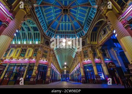 Interno del mercato Leadenhall di notte, City of London, London, Regno Unito Foto Stock