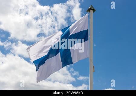 Finlandia bandiera nazionale sventolando nel vento Foto Stock