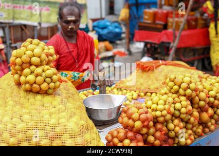 Un venditore di frutta vende frutta per strada Foto Stock