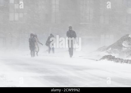 Blizzard maltempo neve e forte vento in città. Foto Stock