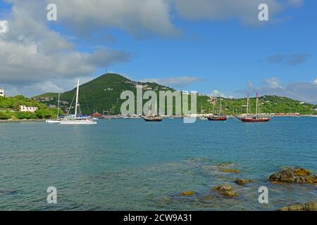 Crown Mountain e Long Bay a Charlotte Amalie a St. Thomas Island, Isole Vergini USA. Foto Stock