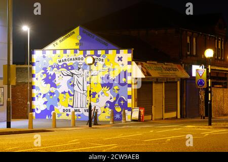 Un murale di Leeds United raffigurante Marcelo Bielsa come redentore All'esterno del negozio PET Lodge Superstore a Wortley, Leeds, West Yorkshire, UK Foto Stock